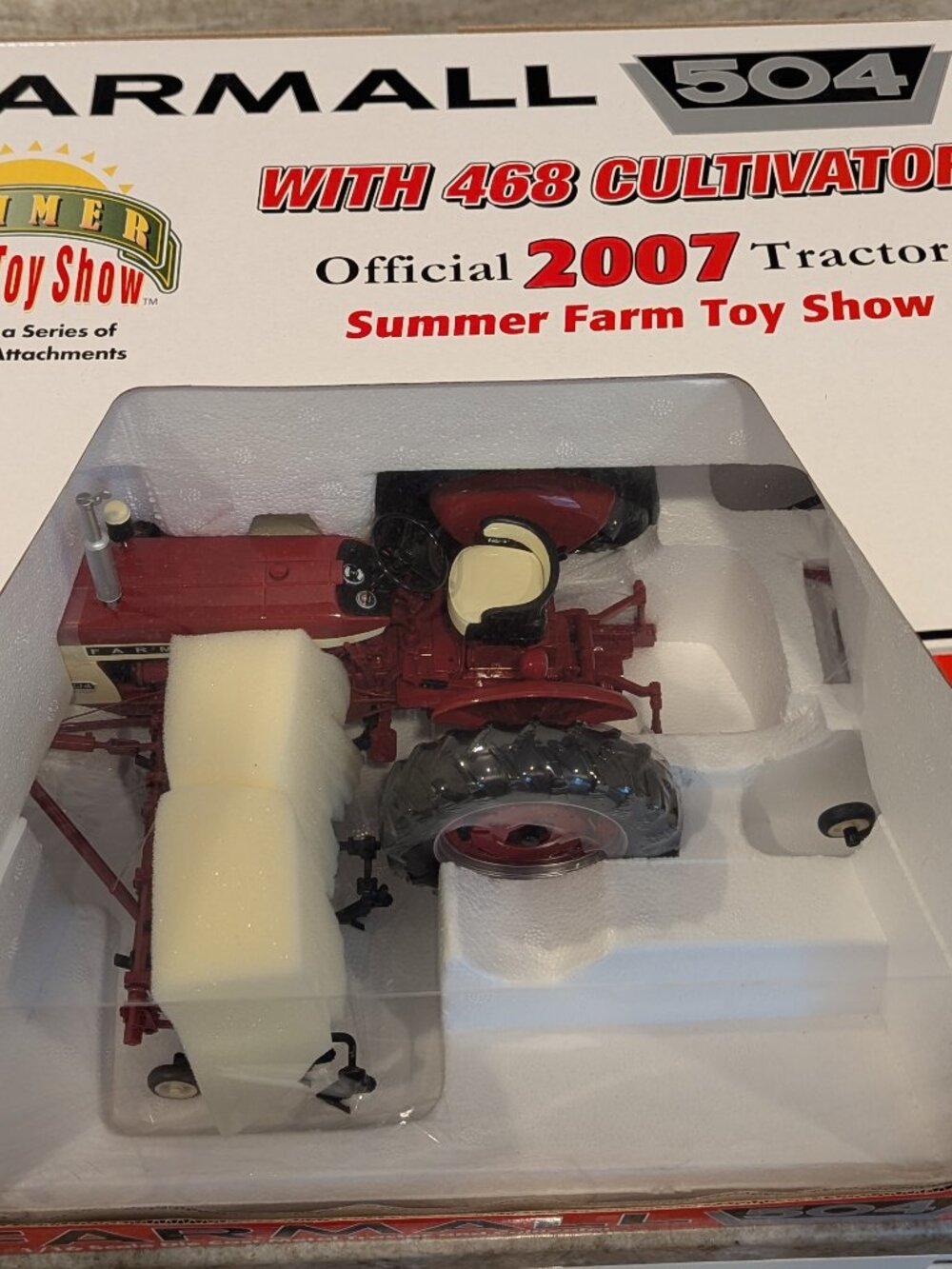 1/16 Farmall 504 Tractor & 468 Cultivator 2007 Summer Farm Toy Show Edition spec